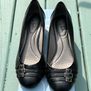 Life Stride black flats